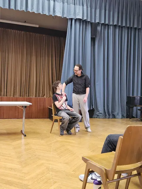 Schüler Alexander E. erfährt Svens Schauspielkünste am eigenen Leib. | Foto: Mary Ward Privatgymnasium St. Pölten