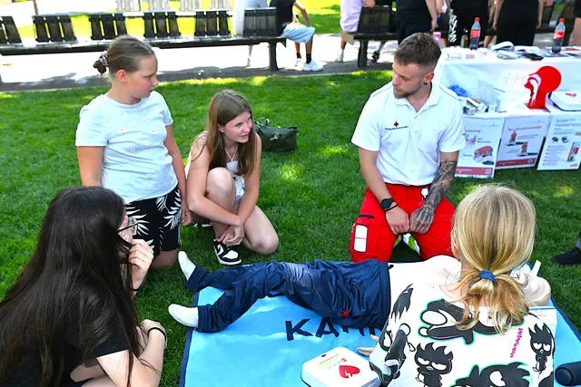 Vor Ort wurden Erste-Hilfe-Maßnahmen erklärt und es konnte dann selbst Hand angelegt werden. | Foto: Josef Bodner