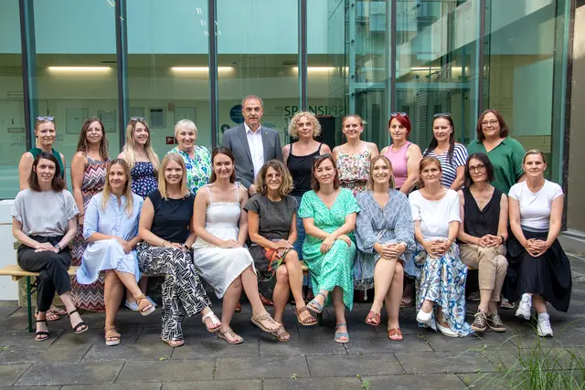 Landesrat Leonhard Schneemann, Vortragende Belinda Mikosz und Lehrgangsmanagerin Natalie Moser mit den anwesenden Lehrgangsabsolventinnen | Foto:  Landesmedienservice Burgenland