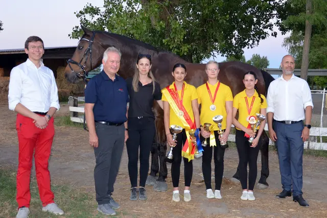 Gewinnerin Aida Bauer (vierte von rechts), Vanessa Bieder (dritte von rechts) und Janina Steiner (zweite von rechts) beim Siegerfoto. Im Hintergrund das Siegerpferd Jack Slooper. | Foto: Peter Zwinger