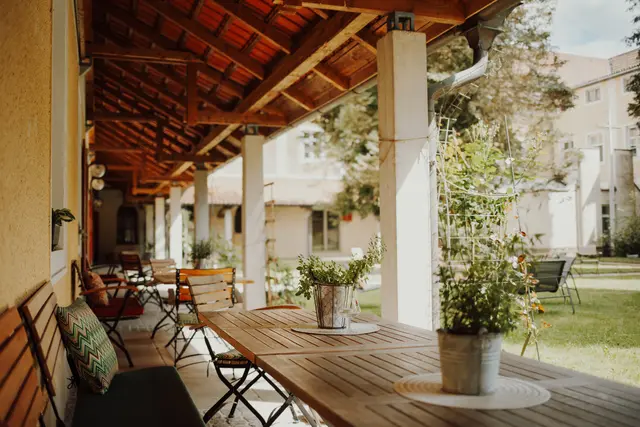 Die Familie Paminger führt auch den Klosterladen mit dem bewährten Pfortenverkauf und das Stiftscafé weiter.  | Foto: Engelszeller Likör und Brau GmbH