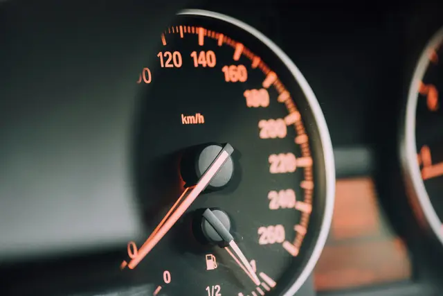 Offenbar entfernten sie vorher die Kennzeichen eines anderen Autos und montierten diese am gestohlenen Fahrzeug. | Foto: CHUTTERSNAP/Unsplash