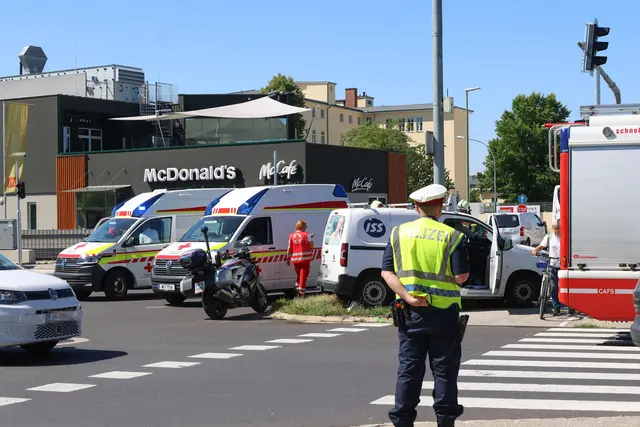 Schwerer Crash auf der Welser Osttangente: Zwei Kleintransporter krachen zusammen – eine Person musste aus dem Fahrzeug befreit werden. | Foto: laumat.at