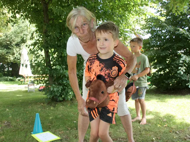 Christl Schnur bei der Startvorbereitung mit dem Steckenpferd. | Foto: Andreas Auer/Kinderfreunde Natternbach