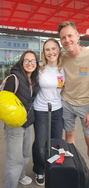 Am St. Pöltner Bahnhof wird die Gastschülerin Inés von Larissa G. mit ihrem Vater begrüßt | Foto: Mary Ward Privatgymnasium St. Pölten