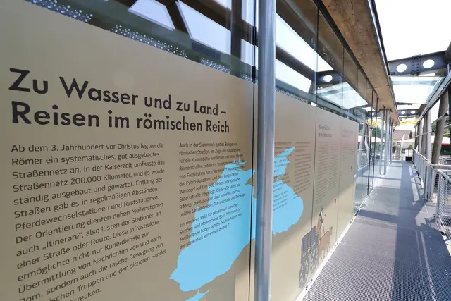 Ausstellungsansicht "Imperium auf Achse. Weitgereiste römische Keramik aus Flavia Solva" im Schaufenster in Flavia Solva | Foto: Universalmuseum Joanneum/J.J. Kucek
