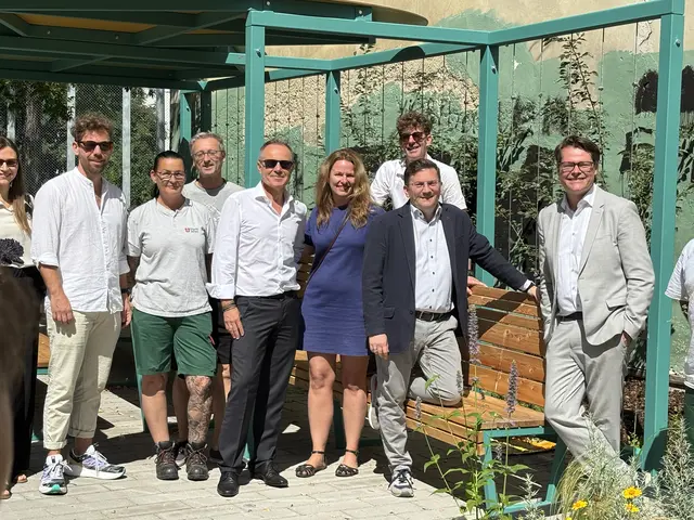 Vertreter der Stadtgärten, der Stadt, des Bezirks und die Bezirksvorstehung waren zur großen Eröffnung gekommen. | Foto: Michael Marbacher/MeinBezirk