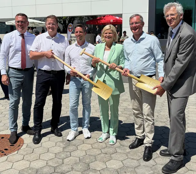 Landtagsabgeordneter Günther Lengauer, Nationalrat Manfred Hofinger, Bundesrat Sebastian Forstner, Verteidigungsministerin Klaudia Tanner, Rieds Stadtchef Bernhard Zwielehner, Heeresimmobiliendirektor Johannes Sailer. | Foto: MeinBezirk/Mayr