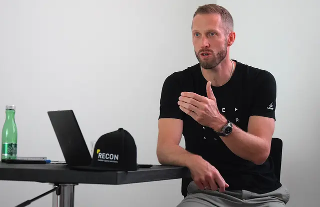 Dominik Landertinger im Gespräch mit RECON-Firmen-Mitarbeitern. | Foto: © Friedl Schwaighofer