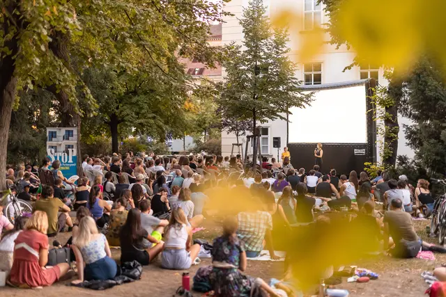 Überall im Bezirl kann man in den Genuss des Volxkinos kommen. Hier etwa im Alten AKH. Um dabei zu sein, muss man nur eine Decke mitnehmen und einen Platz abstauben. (Archivfoto) | Foto: Verein VOLXkino/Stefan Dworak