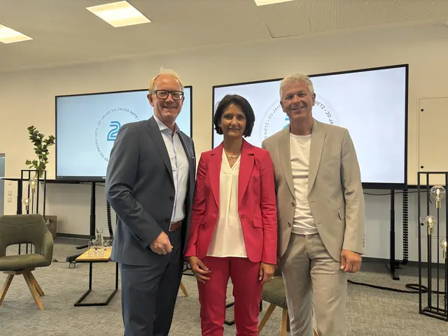 Von links: Herwig Struber (Vorstand der Salzburg AG), Christina Staude (Geschäftsführerin der Salzburg Netz GmbH) und Johannes Walsberger (Geschäftsführer der Salzburg Netz GmbH) beim Pressegespräch in Hagenau. | Foto: Emanuel Hasenauer