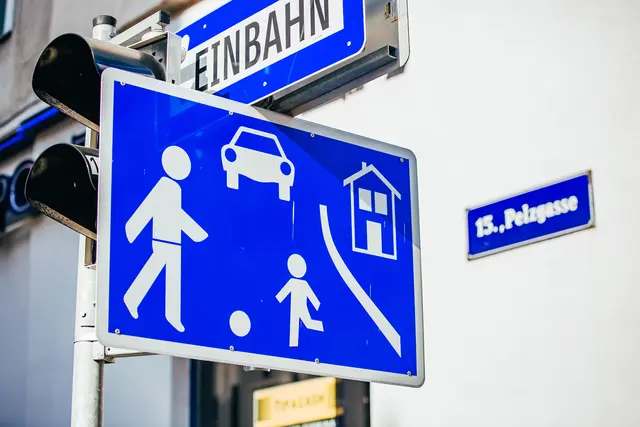 Die Schulgemeinschaft des Gymnasiums Wenzgasse wünscht sich vor dem Schuleingang eine Wohnstraße. | Foto: space and place/Vettori