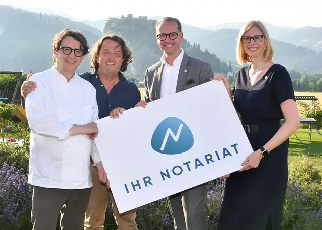 v.l.n.r. Die Gastronomen Josef Jernej und Hannes Jernej mit Notar Werner Stein und Notarin Katharina Haiden-Fill | Foto: Studiohorst