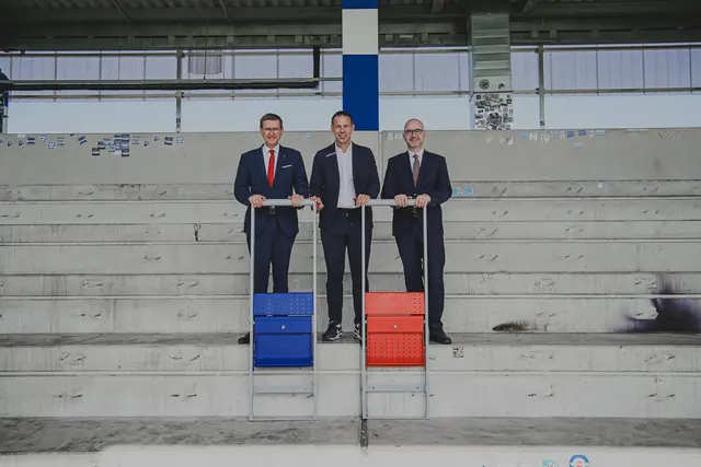 Blau-Weiß rüstet um: Sport-Landesrat Markus Achleitner (ÖVP, li.), Blau-Weiß-Geschäftsführer Christoph Peschek und Bürgermeister Dietmar Prammer (SPÖ, re.).  | Foto: FC Blau-Weiß Linz