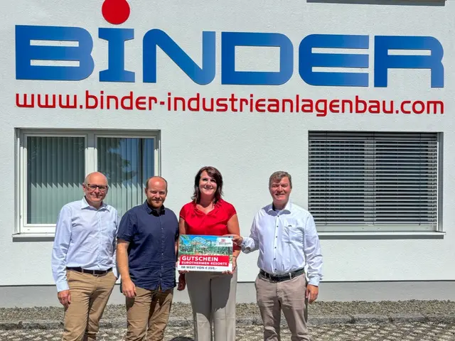 Martin Wachutka (techn. GF, BBOÖ), Dominik Richtsteiger, Sabine Binder (Inhaberin Binder Industrieanlagenbau) und Thomas Matthey (kaufm. GF, BBOÖ). | Foto: BBOÖ