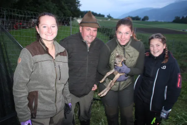  Marina Haselwanter, Philipp Abfalterer, Magdalena Abfalterer und Lena Kofler freuen sich über die Kitzrettung im Kemater „Himmelreich“. | Foto: Manfred Jordan