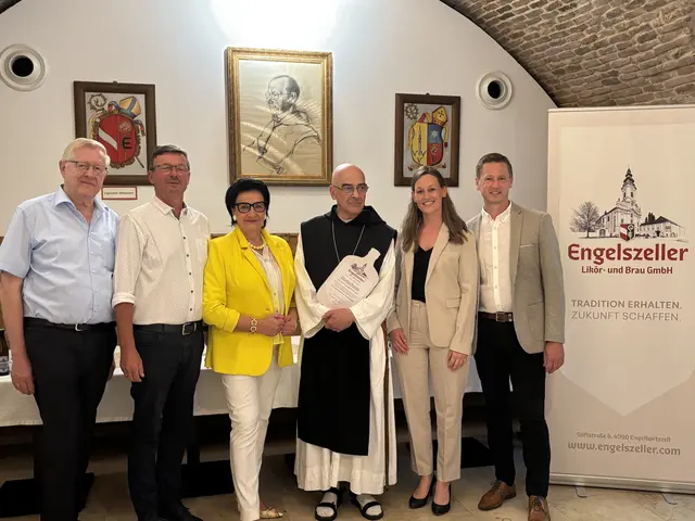 Von links: Tourismusverein-Obmann Friedrich Bernhofer, Engelhartszells Bürgermeister Roland Pichler, wirtschaftliche Stifts-Leiterin Elfriede Haindl, Abt Samuel, Elisabeth und Martin Paminger. | Foto: MeinBezirk/Osterkorn