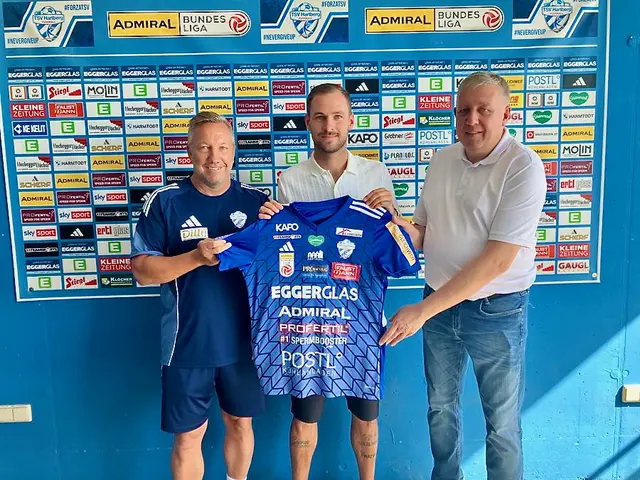 Erich Korherr (r.) und Manfred Schmid hießen Lukas Spendlhofer beim TSV Egger Glas Hartberg willkommen. | Foto: TSV Hartberg
