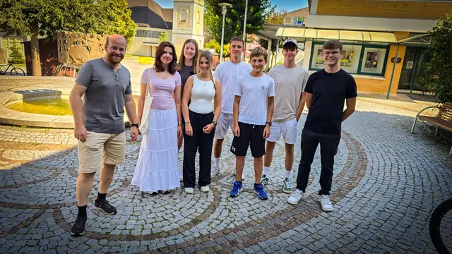 Bgm. Dominik Richtsteige wünscht allen 7 FerialpraktikantInnen einen gewinnbringenden Verlauf ihrer Ferialtätigkeit.  | Foto: Marktgemeinde Wallern/Tr.