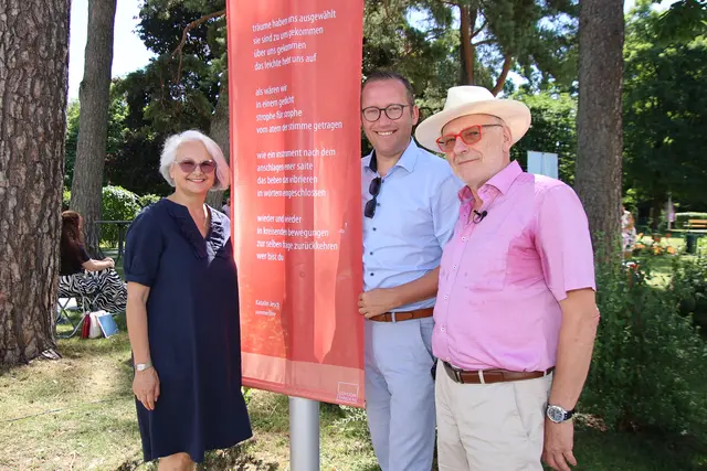 „Lyrik im Park“: Autorin Katalin Jesch, Georg Djundja und Volker Toth.