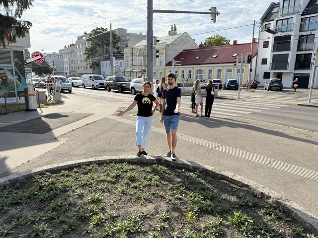 Alexandra Steiner und Christopher Hetfleisch am Leopold-Zechner-Platz. | Foto: Grüne Hietzing