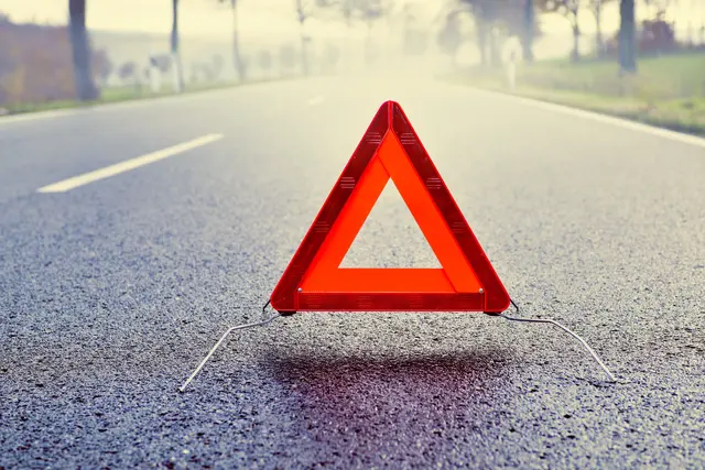 Nach einem Zusammenprall zwischen einem Ehepaar wurden beide von ihren Fahrzeugen geschleudert. (Symbolfoto) | Foto: stock.adobe.com/at/trendobjects 
