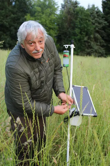Aufsichtsjäger Markus Kostenzer setzt fachmännisch ein Wildwarngerät ins Feld. | Foto: Manfred Jordan
