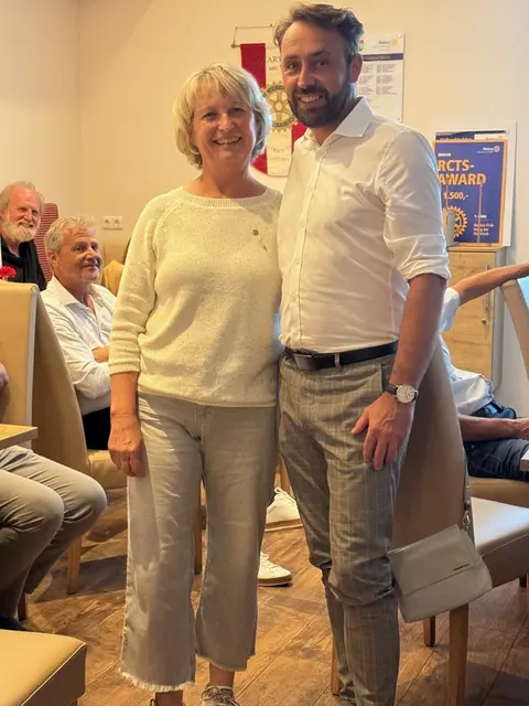 Franz Wastlbauer (r.) übergibt seine Präsidentschaft an Rosmarie Meingaßner (l.). | Foto: Rotary Club Haag