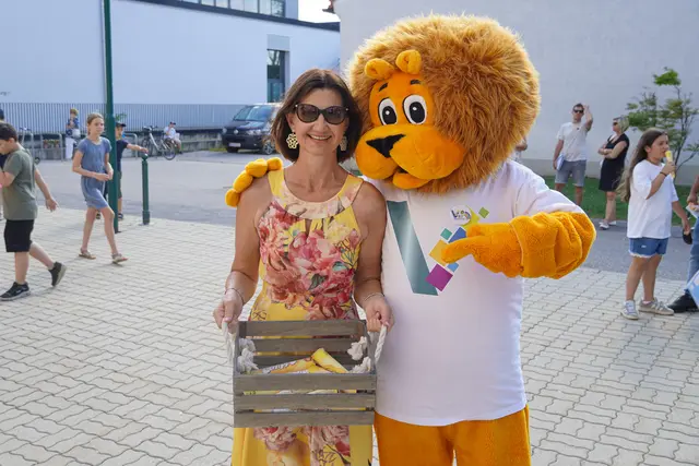 Bürgermeisterin Birgit Petross und das Schulmaskottchen Leo bei der Eisaktion. | Foto: Marktgemeinde Vösendorf
