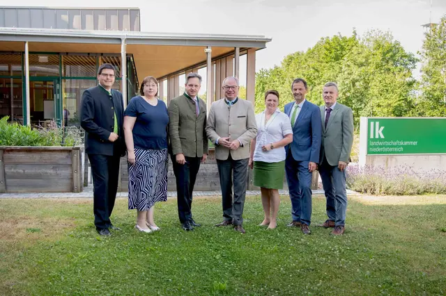 LK NÖ-Vizepräsident Lorenz Mayr, Leiterin der Abteilung Agrarrecht im Amt der NÖ Landesregierung Doris Stilgenbauer, LK NÖ-Präsident Johannes Schmuckenschlager, LH-Stv. Stephan Pernkopf, LK NÖ-Vizepräsidentin Andrea Wagner, Kammerdirektor Franz Raab und Kammerdirektor-Stv. Martin Jilch. | Foto: Eva Lechner/LK Niederösterreich