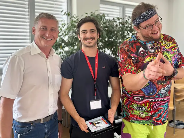 Bezirksstellenleiter der AK NÖ in Horn, Andreas Riedl, mit Florian Klucky und Patrick Thalhammer. | Foto: Markus Kahrer