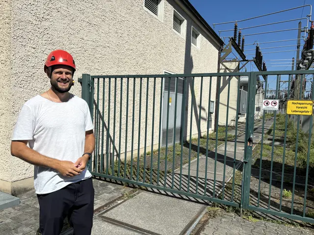 Salzburg Netz GmbH-Mitarbeiter Milo führte durch das Umspannwerk Hagenau in Bergheim. | Foto: Emanuel Hasenauer