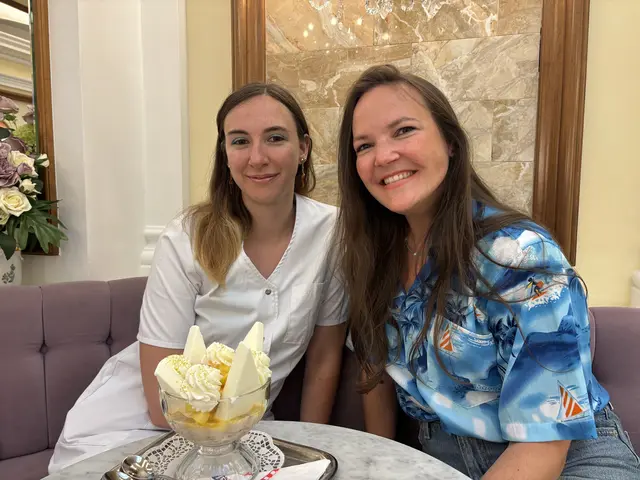 MeinBezirk-Redakteurin Patricia Hillinger (r.) kostet sich seit zwei Jahren durch alle "Tichy"-Eisbecher. Laut Chefin Xenia wäre sie die Erste, die das schaffen würde. | Foto: Michael Marbacher/MeinBezirk