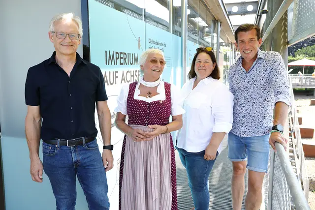 Karl Peitler, Leiter Abteilung Archäologie, Eleni Schindler-Kaudelka, Archäologin und Kuratorin, Barbara Porod, Chefkuratorin Provinzialrömische Sammlung und Kuratorin mit Bürgermeister Peter Stradner | Foto: Universalmuseum Joanneum/J.J. Kucek