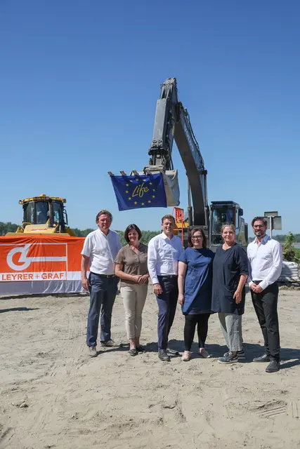 Mit dem Spatenstich am 1. Juli starteten nun die Arbeiten am Seitenarm der Donau. Man übernimmt eine Vorreiterrolle. | Foto: Land OÖ/Denise Stinglmayr