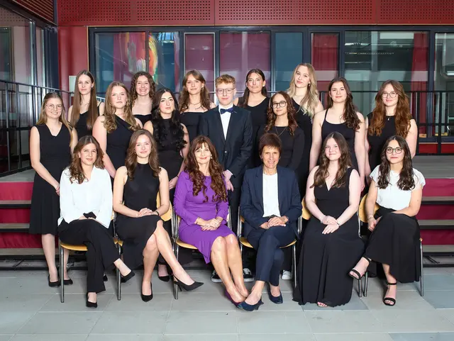 8BB Klasse: Katharina Höller (Münzkirchen), Malena Huber (AE Vichtenstein), Julia Hubinger (GE Esternberg), Magdalena Koller (Esternberg), Leonie Lang (GE St. Aegidi), Romana Lechner (Rainbach), Selina Mayrhofer (GE Schardenberg), Sophie Moritz (AE Rainbach), Leonie Mühlböck (Münzkirchen), Marie-Susan Mühlböck (GE Münzkirchen), Isabel Ortner (GE Esternberg), Mirjam Reitinger (Esternberg), Lena Schwarz (Freinberg), Hannah Steirer (Kopfing), Gregor Winkler (Esternberg), Leonie Winter (Esternberg) | Foto: GMR Fotografen GmbH