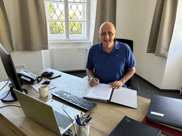 Bürgermeister Gerald Höchtel erzählt uns von seinem Weg in die Politik und zum Bürgermeister. | Foto: Victoria Edlinger