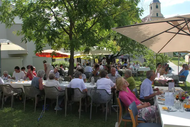 Im Schatten und mitten im Grünen frühstücken: Was gibt es Schöneres?    | Foto: AndersOrt Haus der Frauen