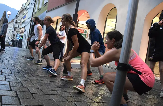 Aufwärmübungen zum wöchentlichen Stadtlauf von 25 bis 30 Minuten. | Foto: © Friedl Schwaighofer