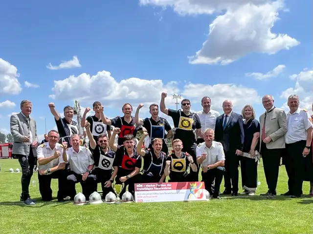 Hochrangiger Besuch: Bundeskanzler Dr. Stocker und LH-Stv. Pernkopf gratulierten persönlich. | Foto: BFKDO Hollabrunn