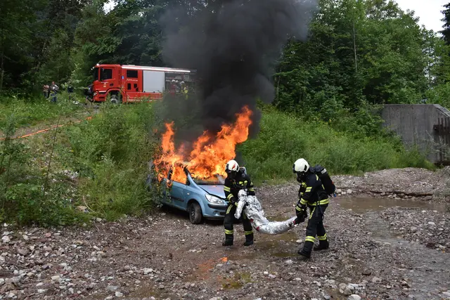 Bei der Bezirks-Katastrophenschutzübung trainierten über 170 Einsatzkräfte für den Ernstfall in Bad Häring. | Foto: ZOOM.Tirol
