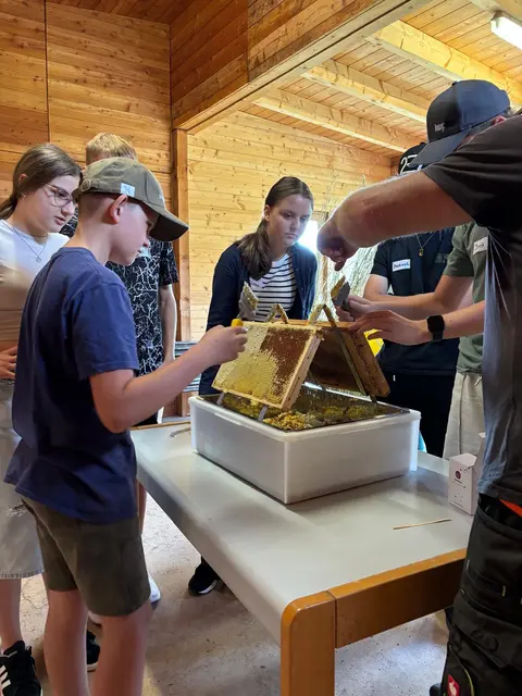 Die Mittelschüler aus St. Martin durften auch selbst Honig schleudern. | Foto: MS St. Martin/Mkr.