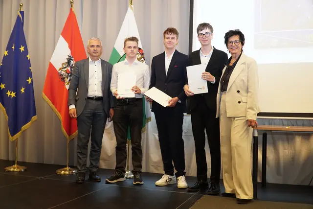 Award-Verleihung an der HAK Feldbach: Rotary-Präsident Manfred Schiffer, Tobias Thomas Ralf Lehner, Elias David Gindl und Alexander Schmidt mit Direktorin Astrid Winkler (v. l.) | Foto: HAK Feldbach