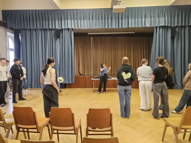 Katharina Brunner vom Landestheater NÖ sammelt die Eindrücke der Schülerinnen und Schüler | Foto: Mary Ward Privatgymnasium St. Pölten