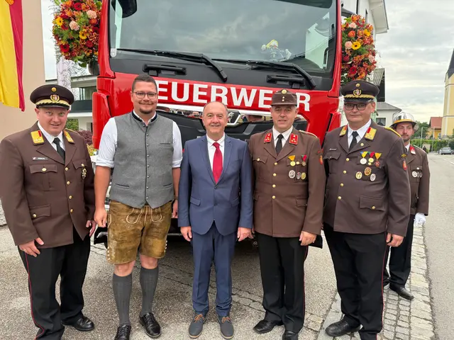 Abschnittsfeuerwehrkommandant Sebastian Feischl, LAbg. Thomas Antlinger,
Bürgermeister Friedrich Kirchsteiger, Kommandant der FF Geboltskirchen Günter Mayr und
Bezirksfeuerwehrkommandant Hans-Peter Schiffelhumer. | Foto: SPÖ