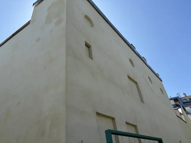 An dieser Fassade werden in Zukunft Pflanzen entlang klettern.  | Foto: Michael Marbacher/MeinBezirk