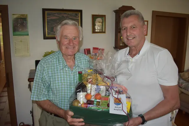 Bürgermeister Manfred Haslehner (r.) gratulierte Alois Fattinger zu seinem 90. Geburtstag. | Foto: Gemeinde Heiligenberg