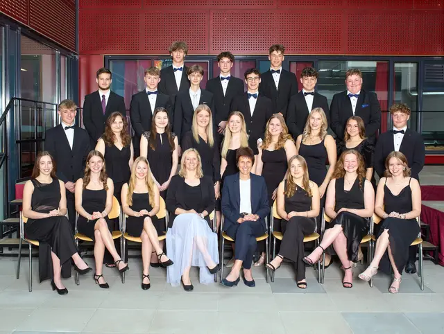 Die 8G-Maturaklasse: Elias Auzinger (AE St. Willibald), Luca Breit (AE Esternberg), Noah Desch (AE Zell/Pram), Denise Forst (Andorf), Sarah Friedl (Taufkirchen/Pram), Andreas Glas (Rainbach), Julia Grüneis (Münzkirchen), Leopold Gumpenberger (GE Brunnenthal), Eldin Hasic (AE Schärding), Samuel Jell (Diersbach), Anna Kierner (AE Andorf), Anna Krinninger (AE Freinberg), Konstanze Max (Münzkirchen), Lilly Mela (Schärding), Lukas Ortner (GE Rainbach), Johanna Parzer (AE Diersbach), Marlene Penzinger (AE Esternberg), Annika Probst (AE Esternberg), Rosa Reinthaler (GE St. Marienkirchen/Sch.), Paul Ritzberger-Moser (AE Münzkirchen), Sebastian Sandrieser (GE Esternberg), Arthur Woldan (AE St. Florian am Inn), Ella Zauner (AE Schardenberg), Simone Zauner (GE Schardenberg). | Foto: GMR Fotografen GmbH