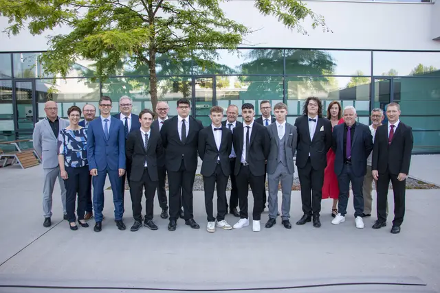 Die 4AF Klasse der Technischen Fachschule Andorf 2025 (v. li.): Andreas Niederleitner, Mag.a Sigrid Höller, Ing. Dominik Kloimstein, BEd, Mag. Erhard Maier, Mag. Gerold Novak, Felix Datzmann, Noah Rathmair (GE), Kilian Bauer (AE), Mag. Johann Zahlberger, Mert Türkmen, Ing. Manuel Hell, MSc, Maximilian Riedl, Paul Schubert, DI Ulrike Galovsky, Ing. Michael Straif, BEd, Roland Scheucher, BEd, Mag. Martin Wastlbauer

AE: Außerordentlicher Erfolg
GE: Guter Erfolg | Foto: Fabian Thürringer