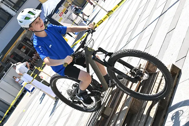 Gut geschützt mit Fahrradhelm und begleitet von fachlicher Anleitung meisterten die Jugendlichen den Parcours | Foto: Josef Bodner